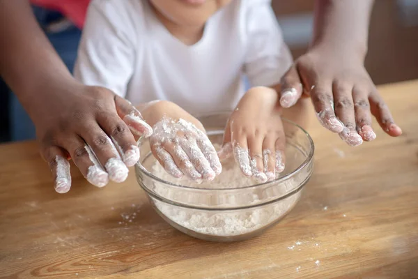 Nahaufnahme von Männern und Kinderhänden, die das Mehl in der Schüssel berühren — Stockfoto