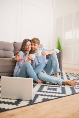 Genç ve mutlu bir çift günlerini evde geçirir ve kendilerini iyi hissederler.