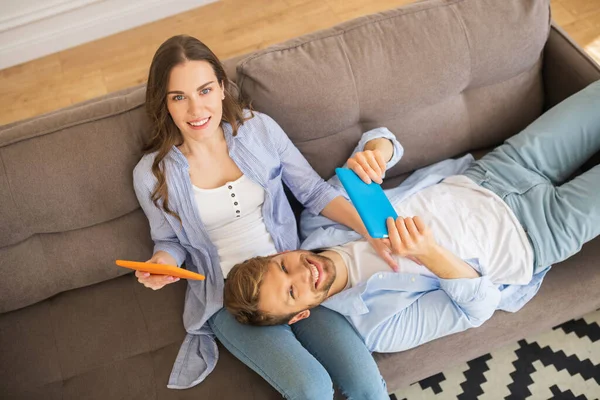 Sonriente pareja pasando tiempo en casa sintiéndose cómodo — Foto de Stock