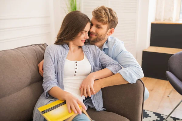 Mujer joven estudiando antes del examen, su marido abrazándola — Foto de Stock