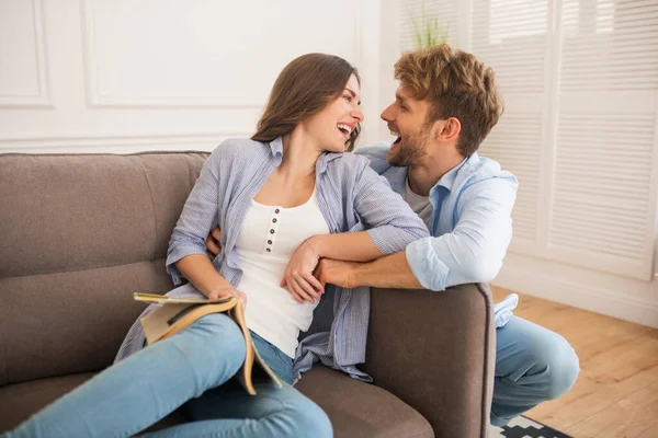 Unga lyckliga par spenderar dagen hemma och mår fantastiskt — Stockfoto
