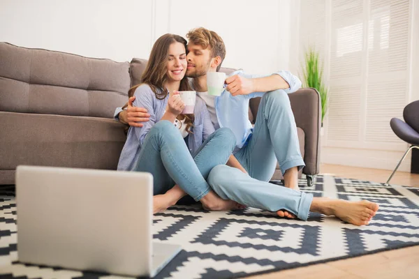 Hombre rubio besando a su esposa, mujer sonriendo felizmente —  Fotos de Stock