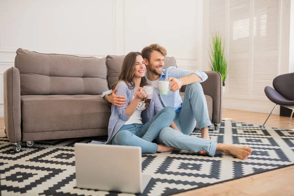 Joven pareja feliz pasar el día en casa y sentirse relajado —  Fotos de Stock