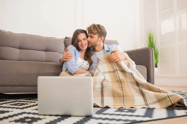 Genç mutlu çift ekoseli sigara içiyor ve film seyrediyor.