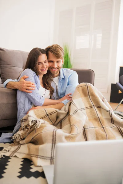 Giovane coppia felice trascorrere la giornata a casa a guardare film — Foto Stock