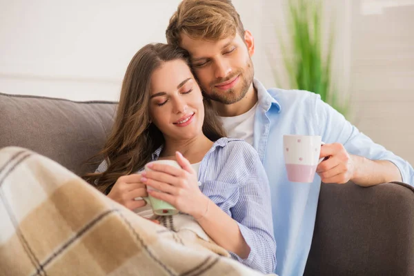 Unga lyckliga par som dricker morgonkaffe och ser romantiska ut — Stockfoto