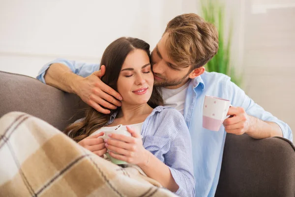 Unga glada par som tar morgonkaffe och känner sig lugna — Stockfoto