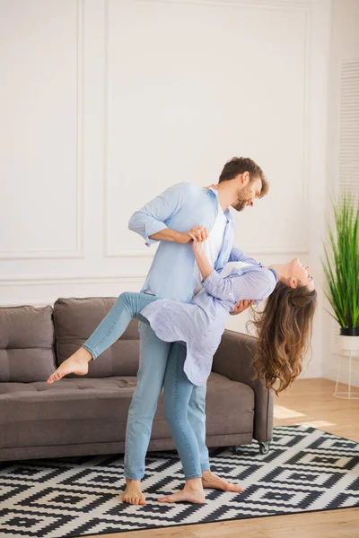 Unga leende par i denim dans och känsla romantisk — Stockfoto