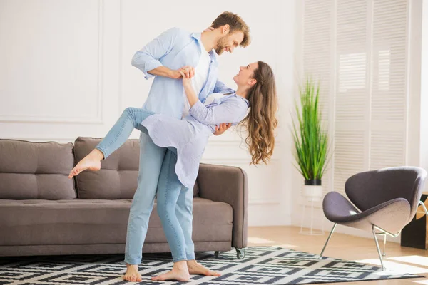 Joven pareja sonriente en vaquero bailando y sintiéndose enamorada — Foto de Stock