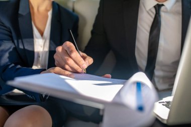 Bir belgeye kalem yazısıyla erkek eli