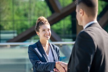 Mavi ceketli güzel bir kadın ve arkadan gelen bir adam..