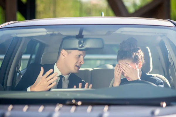 Mujer cubriéndose la cara con las manos y un hombre serio —  Fotos de Stock