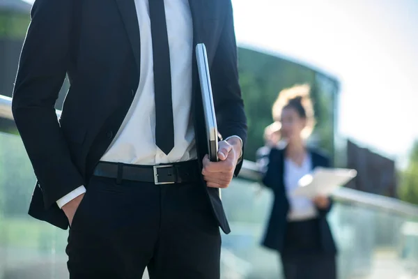 L'uomo con il computer portatile in faccia tuta da lavoro non è visibile — Foto Stock