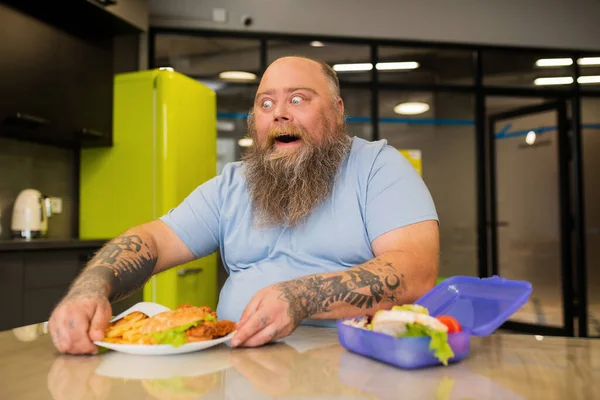 Grappige vrolijke overgewicht kale man kiezen voor voedsel — Stockfoto