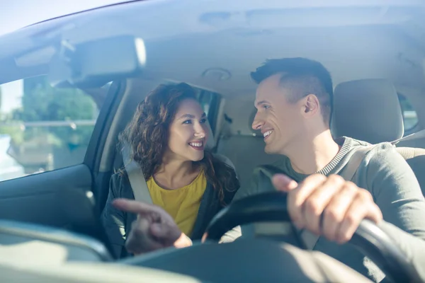 Muž řídí a vedle ženy oba nosí bezpečnostní pásy — Stock fotografie
