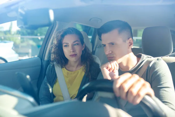 Jovem mulher adulta e homem no interior do carro novo — Fotografia de Stock