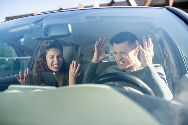 Muž a žena nadávají v autě — Stock fotografie