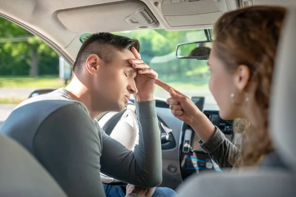 Hombre cansado con los ojos cerrados coche de conducción y al lado de la mujer —  Fotos de Stock