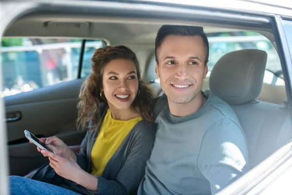 Homem olhando pela janela e mulher no carro — Fotografia de Stock