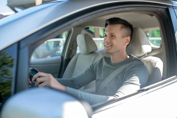 Joven exitoso conduciendo un coche nuevo — Foto de Stock