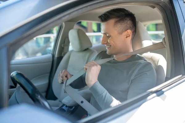 Interested man in drivers seat in car — Stock Photo, Image