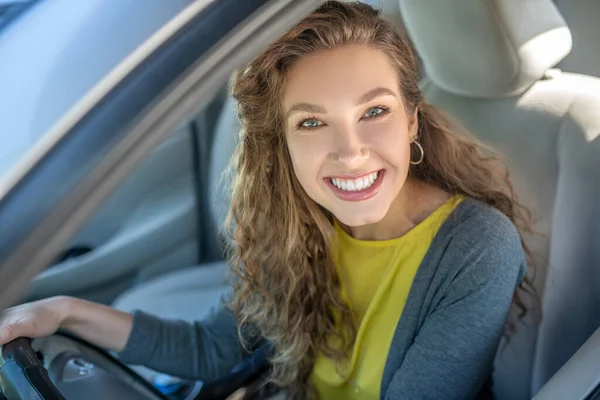 Jovem feliz sorrindo mulher dirigindo um carro — Fotografia de Stock