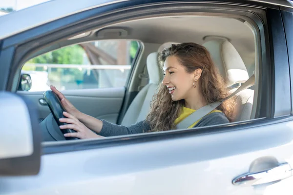 Young adult girl driving a new car — Stock Photo, Image