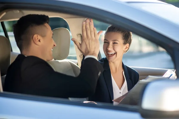 Mulher feliz e homem tocando acolhedor no carro — Fotografia de Stock