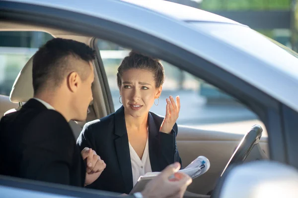 Woman and man involved discussing in car — Stock Photo, Image