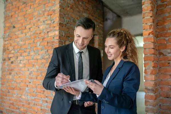 Hombre inversionista en un traje negro firmando el contrato — Foto de Stock