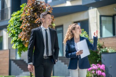 Kiralık konutları müşteriye gösteren kadın simsar