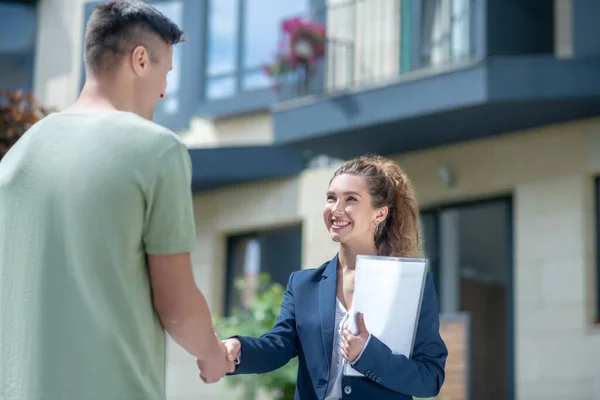 Femme d'affaires élégante serrant la main de son client — Photo