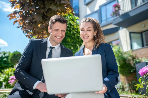 Broker femminile mostrando varianti per l'acquisto al cliente — Foto Stock