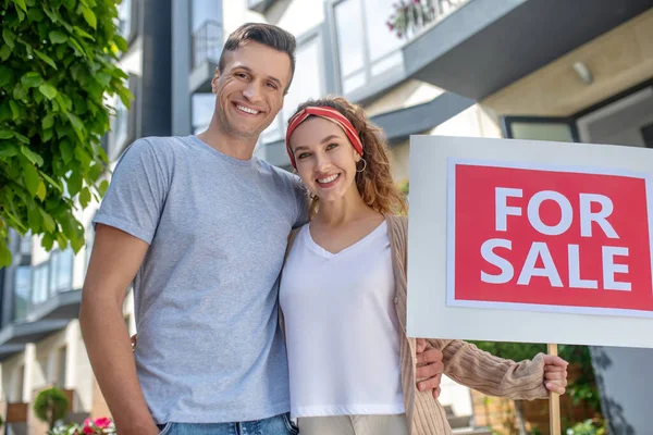 Sonriendo feliz pareja listo para mudarse a un nuevo apartamento — Foto de Stock