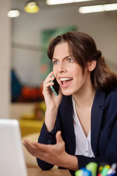 Frowning ragazza seria parlando su uno smartphone. — Foto Stock