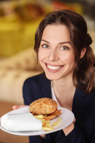 Bella donna gioiosa con piatto di fast food. — Foto Stock