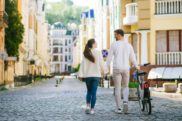 Жінка і чоловік з велосипедом ходять, дивлячись один на одного — стокове фото