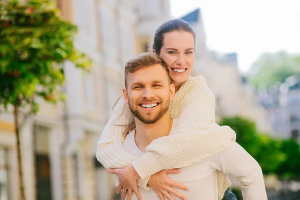 Jovem e feliz homem e mulher se divertindo na rua . — Fotografia de Stock