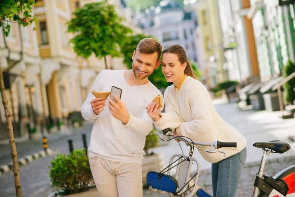 Happy smiling man taking selfie with woman on the street — Stock Photo, Image