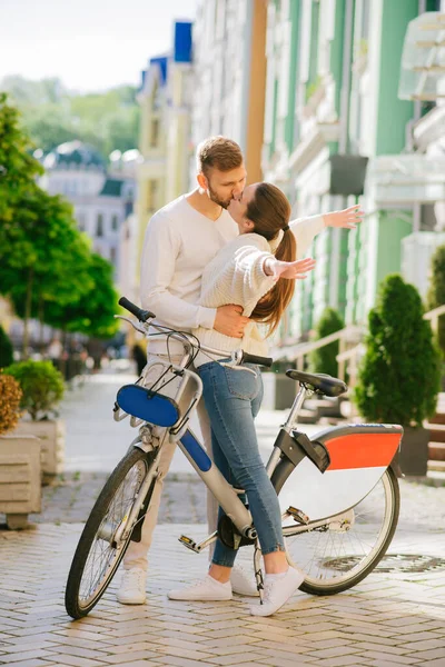 도시에서 자전거 옆에서 여자와 키스하고 있는 남자 — 스톡 사진