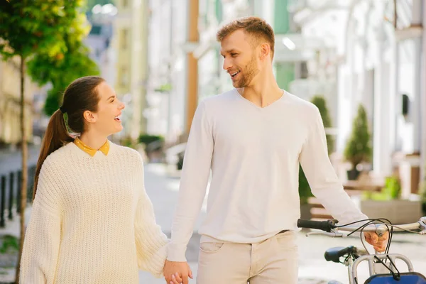 Vrouw en man wandelen verliefd op elkaar — Stockfoto