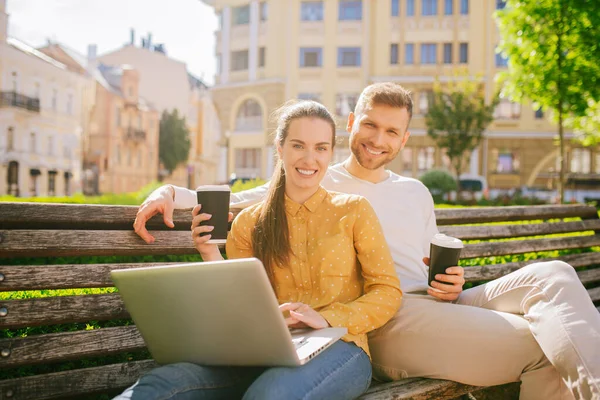 Mujer con portátil y hombre bebiendo café —  Fotos de Stock