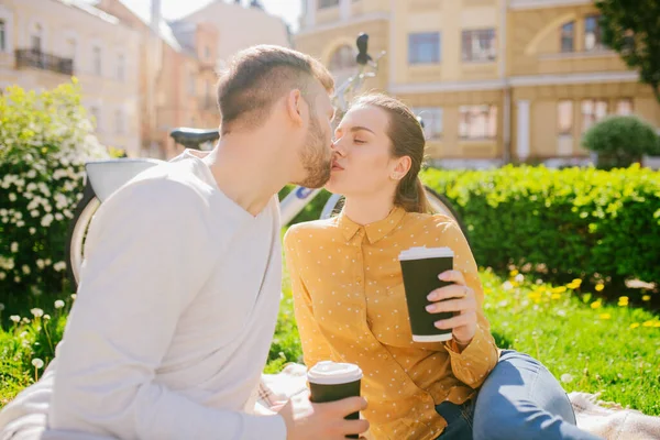 Man from back and woman with eyes closed face to face — Stock Photo, Image