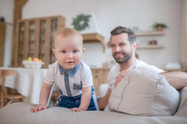 Genç baba oğluyla evde vakit geçiriyor.