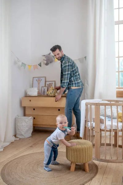 Padre con una camicia a scacchi che passa del tempo con suo figlio — Foto Stock