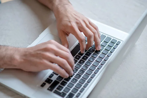 Primer plano de las manos de los hombres en el teclado — Foto de Stock