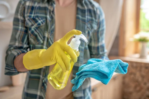 Nahaufnahme Bild von Männern Hände sprühen Desinfektionsmittel — Stockfoto