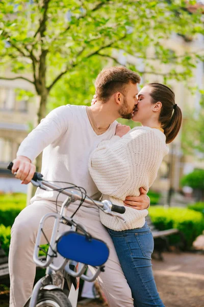 Jovem beijando homem e mulher no jardim público — Fotografia de Stock