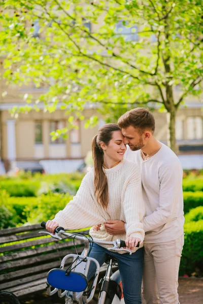 Frau auf Fahrrad und Mann stützen in der Nähe — Stockfoto