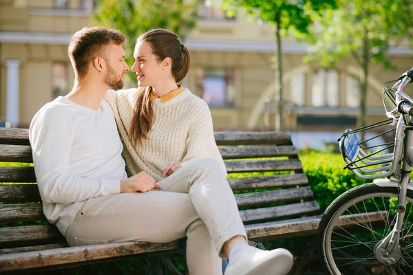 Frau und Mann sitzen sich auf einer Bank gegenüber — Stockfoto